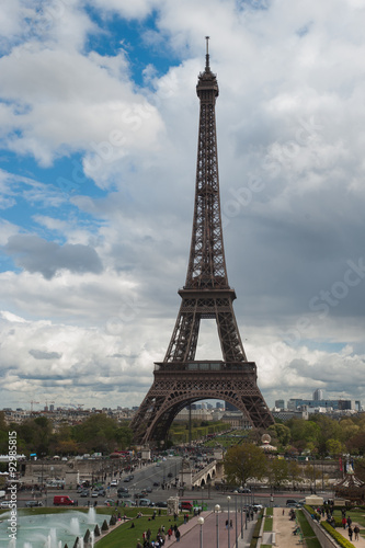 Fototapeta Naklejka Na Ścianę i Meble -  Paisaje de Torre Eiffel sobre avenida 