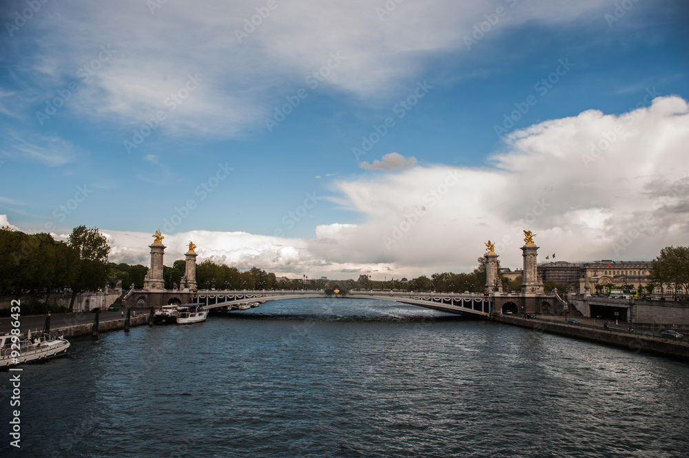 Puente sobre el Rio Sena en su paso por parís