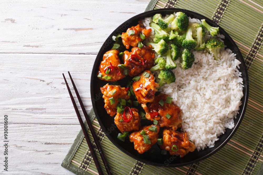 Φωτογραφία Asian chicken with rice, onions and broccoli