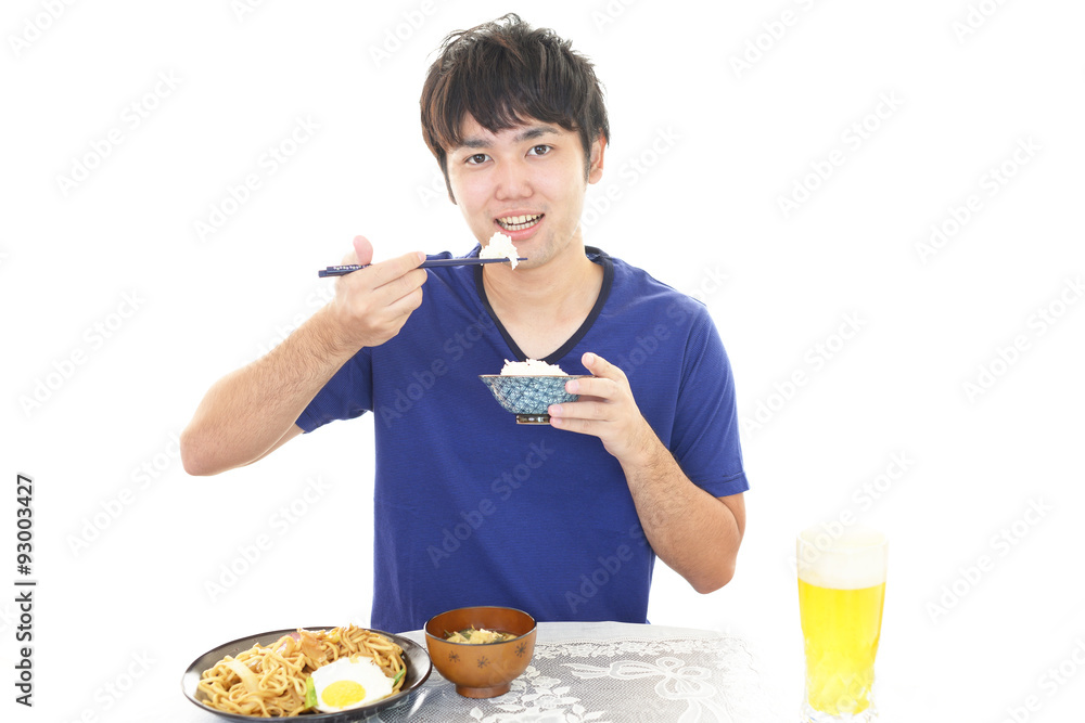 食事を楽しむ男性