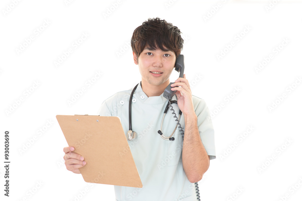 通話中の笑顔の医師 通話中の笑顔の医師