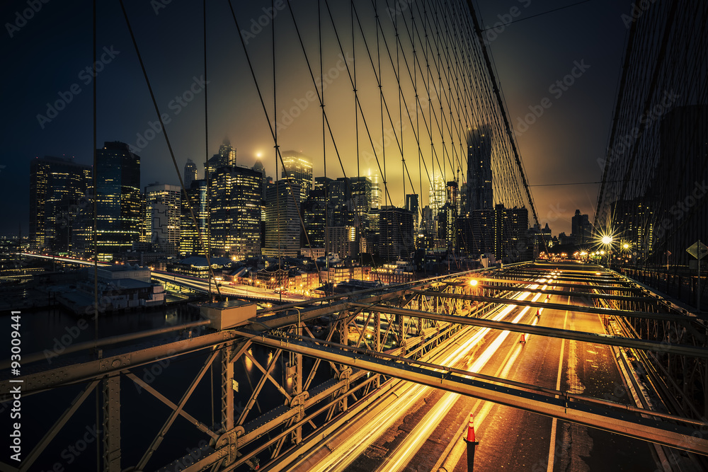 Obraz premium Widok na Most Brookliński w nocy