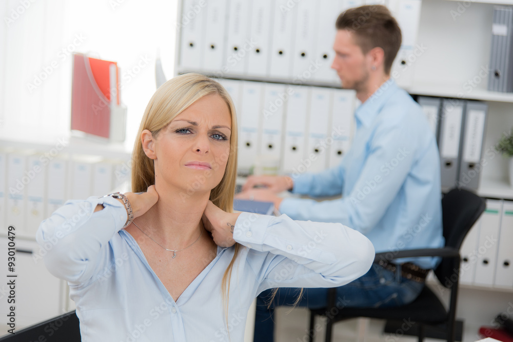 Fototapeta premium geschäftsfrau hat verspannungen im nackenbereich