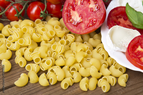 macaroni with cheese and tomato photo