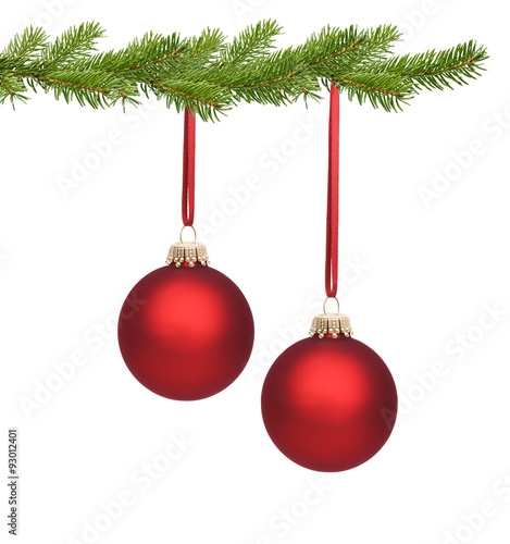 Rote Weihnachtskugeln am Tannenzweig