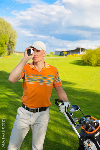 Obraz na plátne man golfer watching into rangefinder