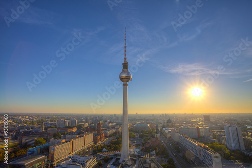 Berliner Fernsehturm am Alexanderplatz bei Sonnenuntergang