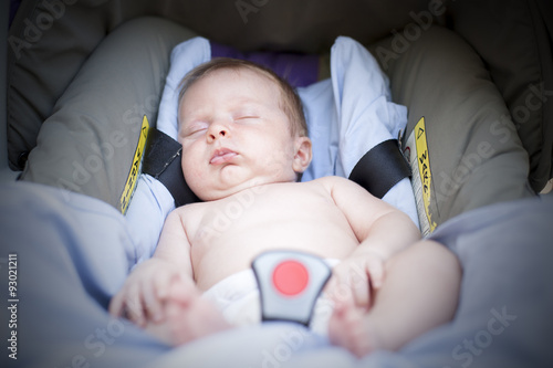 Bebé durmiendo en su carrito