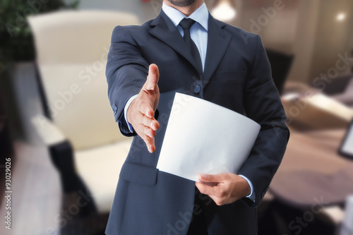 stretta di mano uomo in ufficio per colloquio di lavoro photo