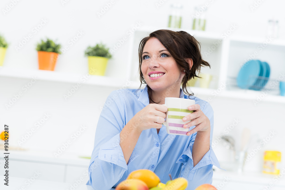 Junge Frau träut bei einer Tasse Kaffee Junge Frau träut bei einer Tasse Kaffee