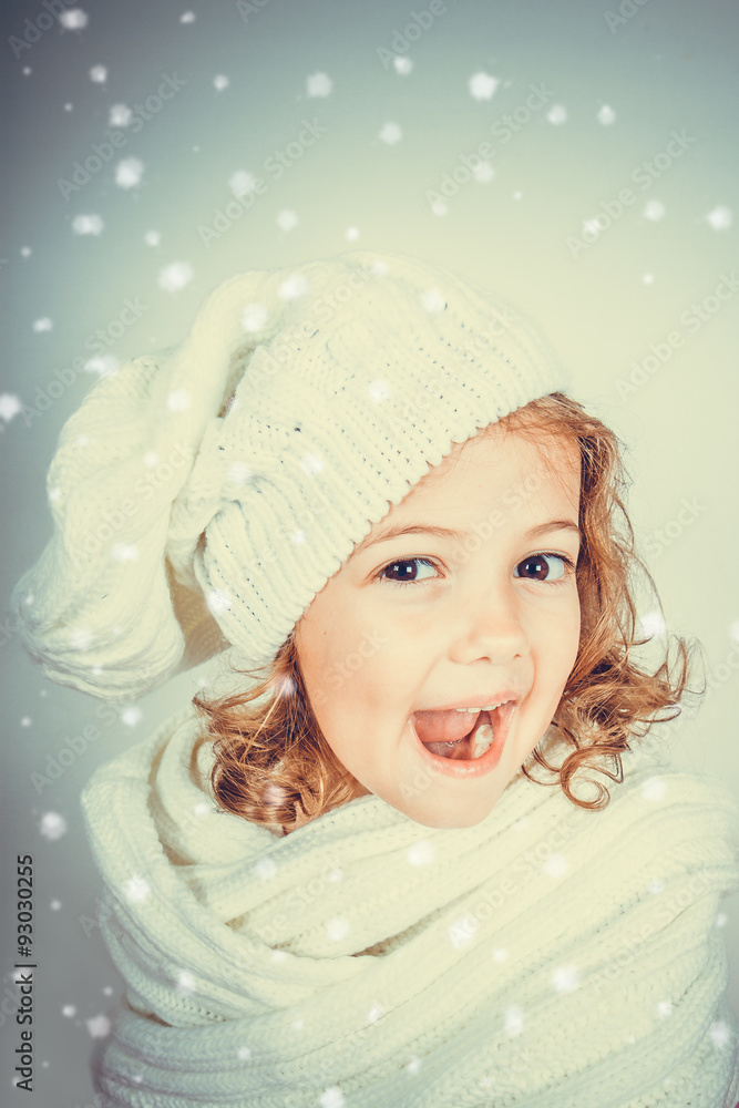 bambina gioiosa con cappello e sciarpa Stock Photo | Adobe Stock