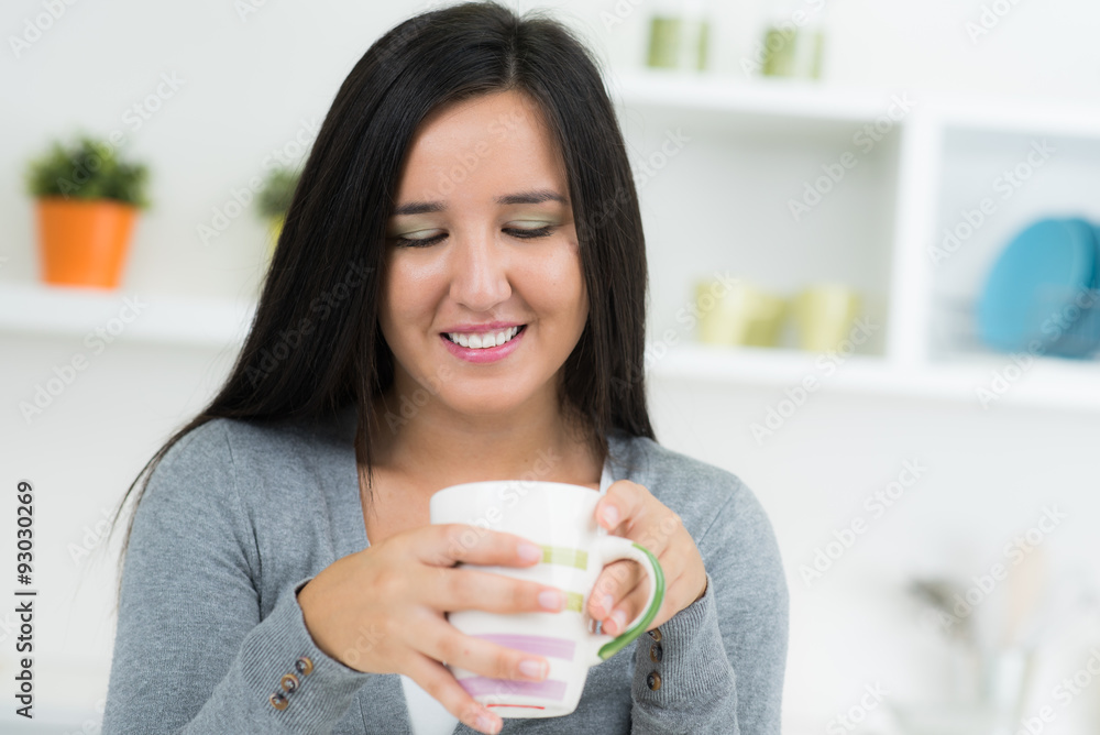 Frau schaut in Tasse Frau schaut in Tasse