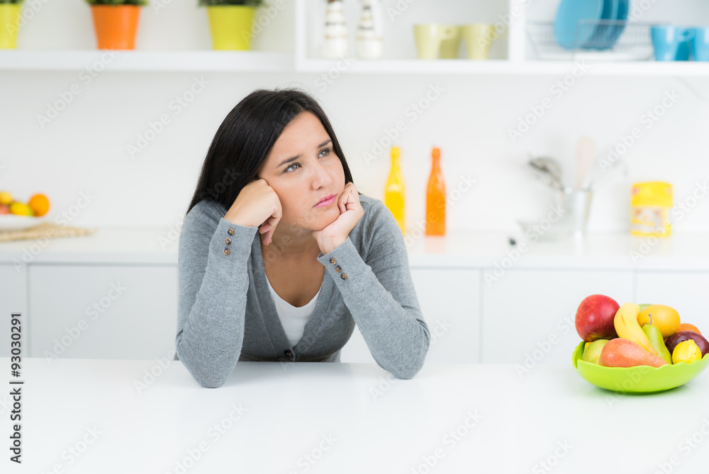 Mädchen in Küche träumt Mädchen in Küche träumt