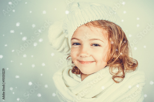 Photography bambina contenta con cappello e sciarpa