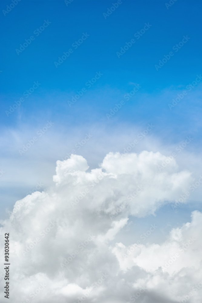 Naklejka premium Piękne błękitne niebo i piękna chmura jako tekstura tła