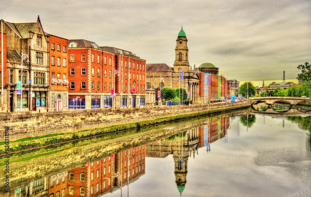 Naklejka premium Widok na Dublin z rzeką Liffey - Irlandia