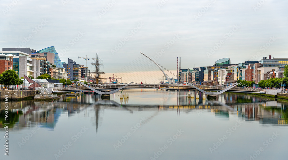Fototapeta premium Widok na most Samuela Becketta w Dublinie, Irlandia