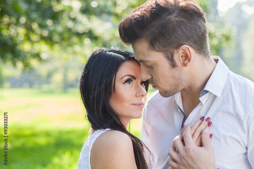 Obraz premium a romantic couple in the park