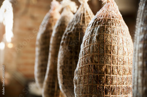 Salumi appesi per la stagionatura