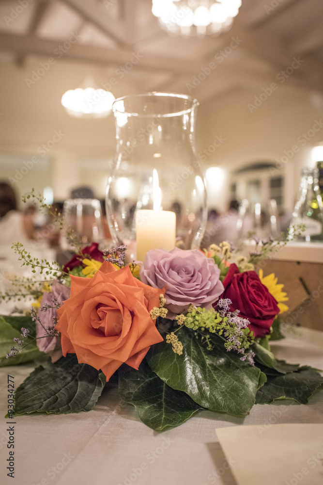 Bella decorazione floreale al tavolo degli invitati Bella decorazione floreale al tavolo degli invitati