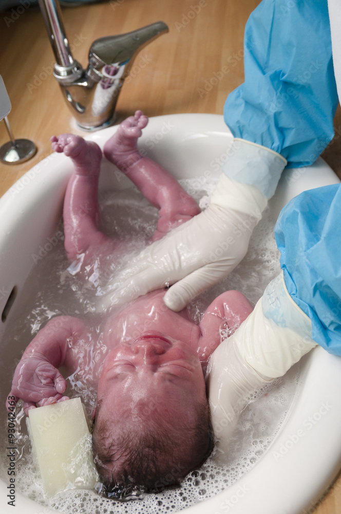 Neonato fa il primo bagnetto in ospedale Photos | Adobe Stock
