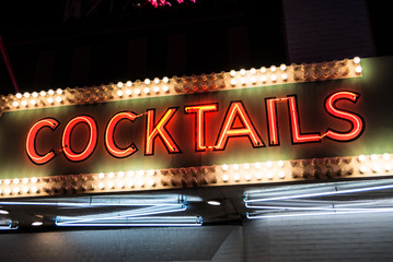 Sierkussen Bar Flikkerend cocktails neonbord nachtleven  © Atomazul