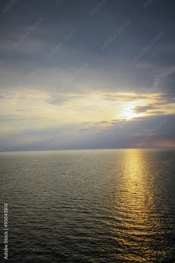 Sonnenuntergang auf hoher See hochkant 