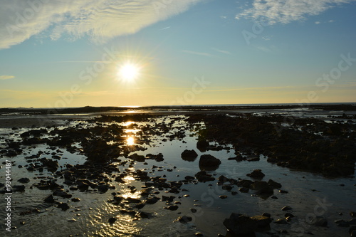 Reflet du coucher du soleil sur marée montante © karlitoo7