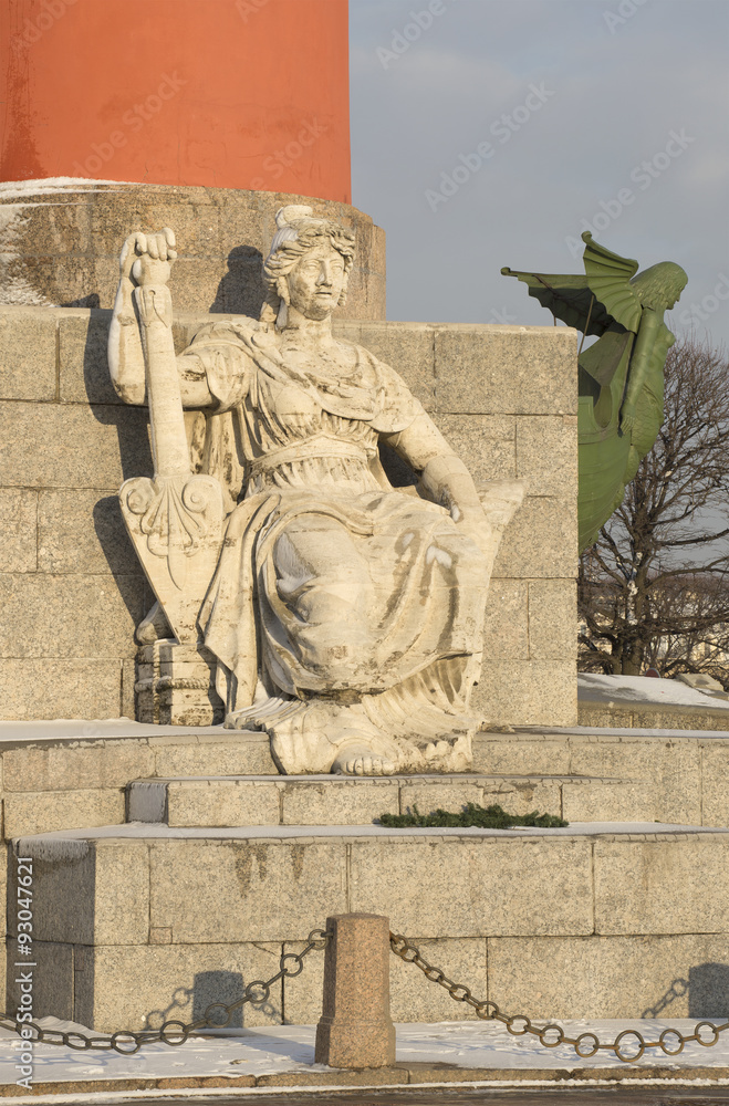 Obraz premium Скульптура у подножия южной ростральной колонны зимним днем. Санкт-Петербург