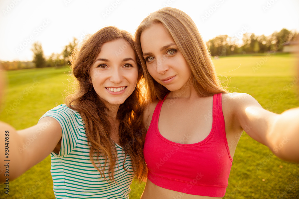 Obraz premium two nice-looking cheerful girls making selfie photo