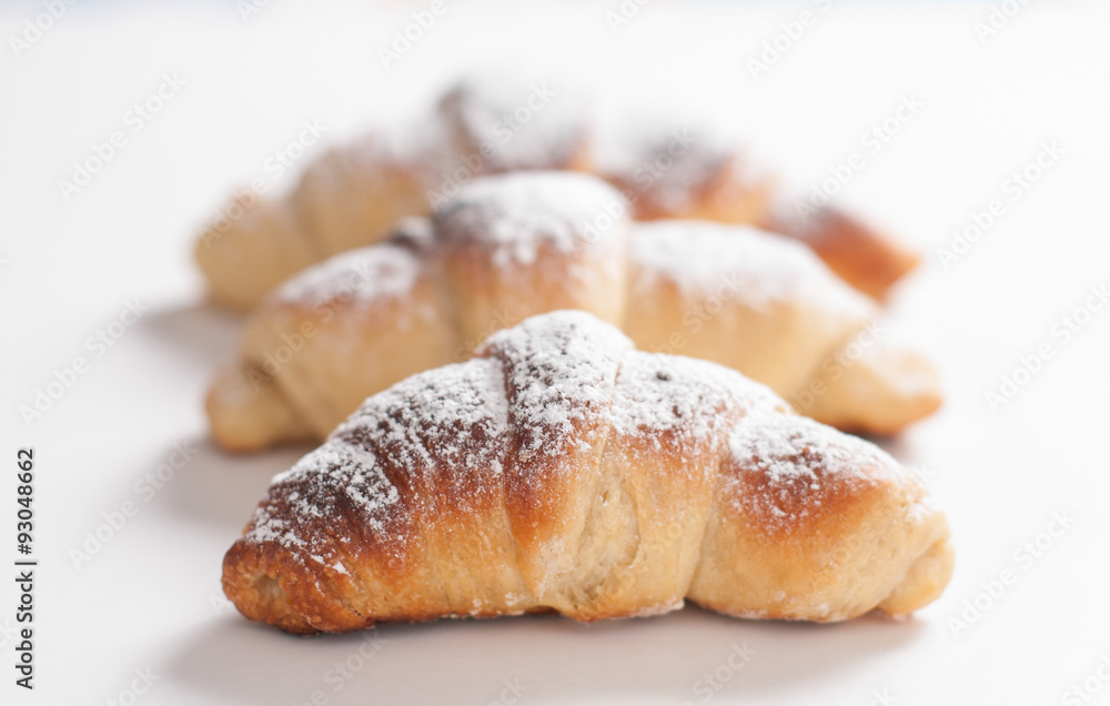 deliziosi cornetti casalinghi su sfondo bianco deliziosi cornetti casalinghi su sfondo bianco