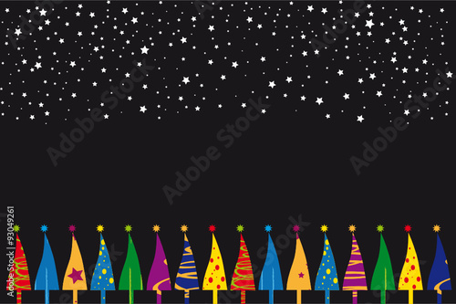 Bunte Weihnachtsbäume vor schwarz in der Reihe