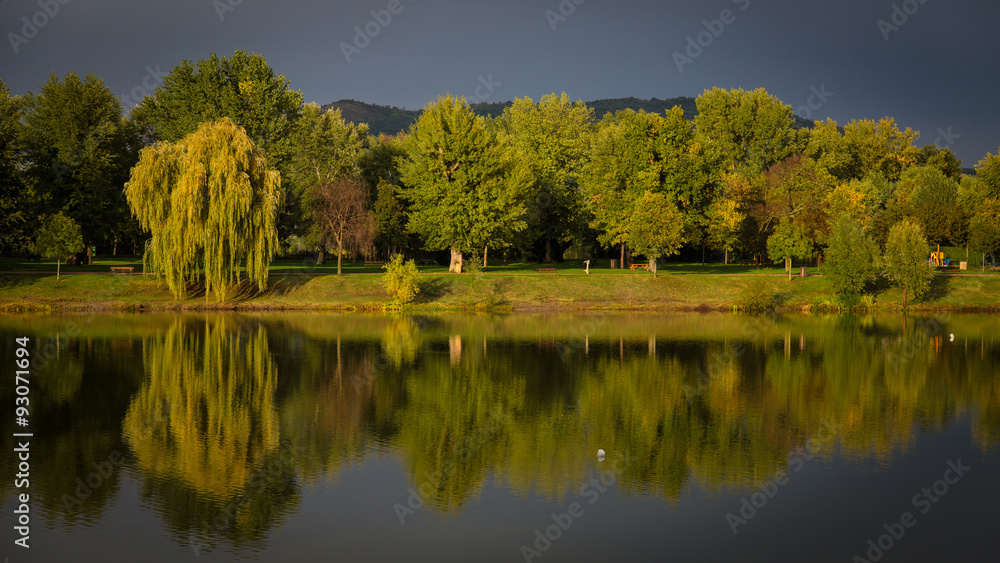 Plan d'eau en Automne