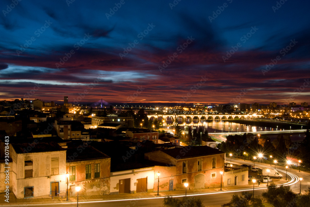 Anochece en Badajoz y las luces se hacen presentes antes de que la noche llegue del todo. 