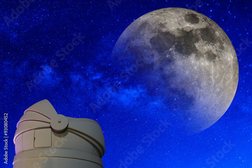 Φωτογραφία Astronomical Observatory under the stars and Full moon.