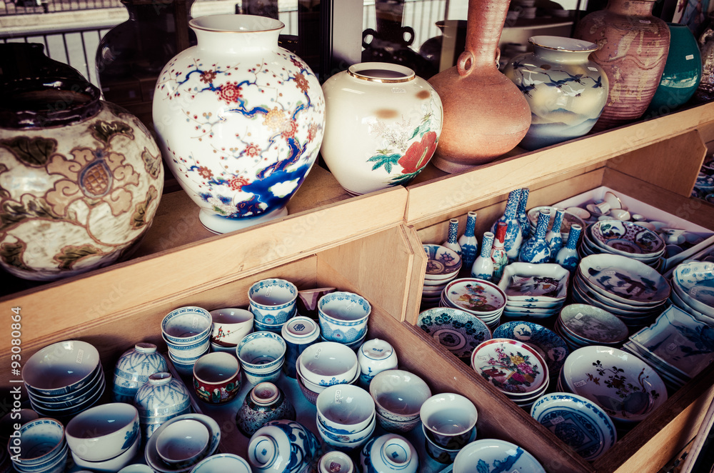 花瓶 骨董品 (骨董品食器Stock Photo | Adobe Stock) 花瓶 骨董品 (骨董品食器Stock Photo | Adobe Stock)