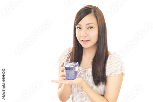 お水を飲む女性