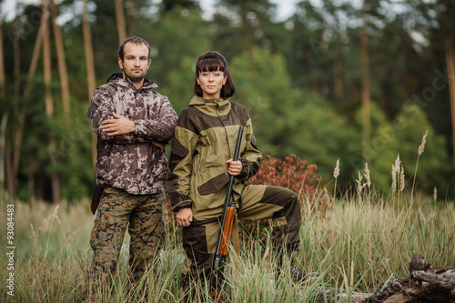 Fototapet hunters in camouflage clothes ready to hunt with hunting gun
