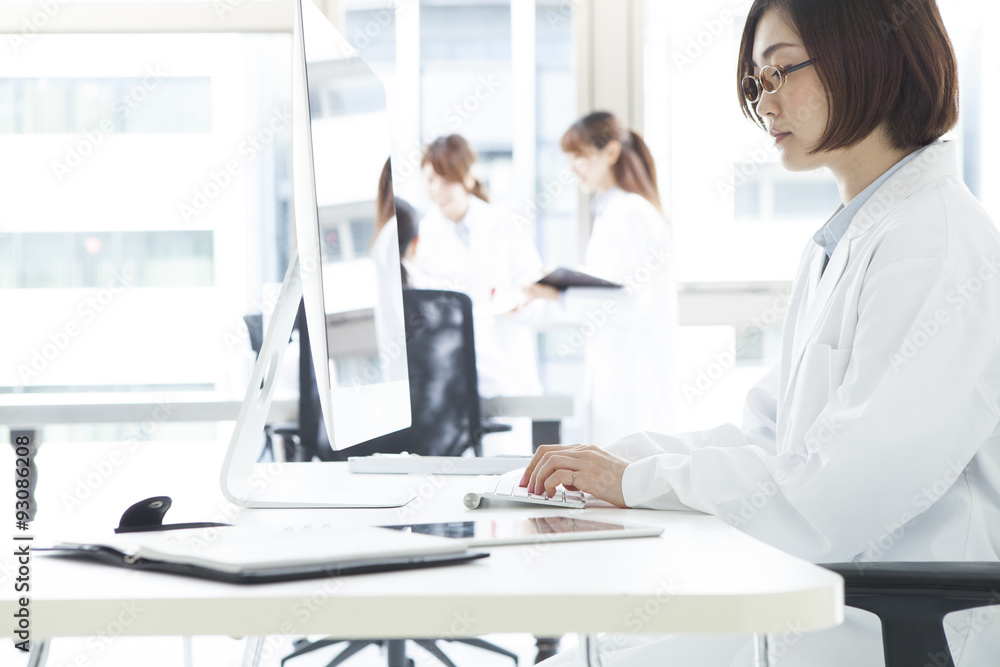 Fototapeta premium Women doctors are working on a computer