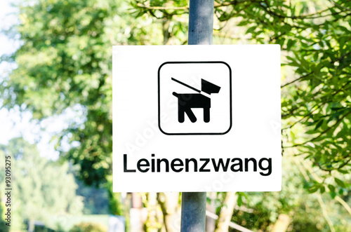 Hund an der Leine Schild photo