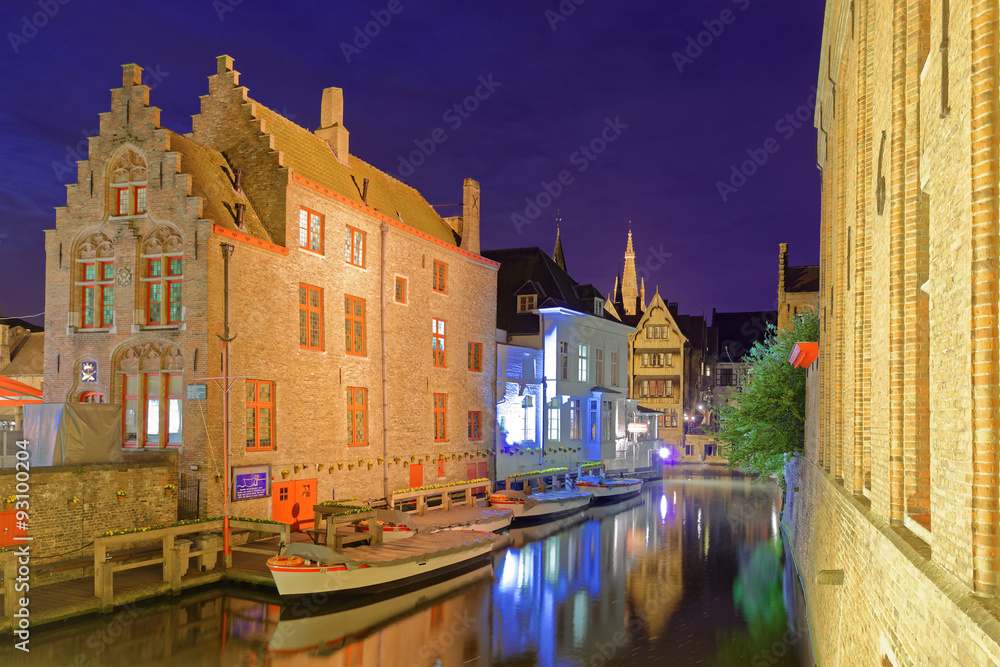 Fototapeta premium Boote auf den Kanälen von Brügge bei Nacht