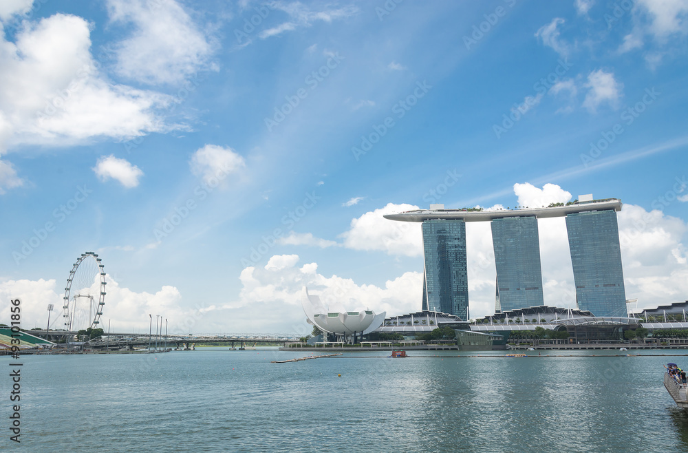 Obraz premium SINGAPORE-Jul 15, 2015: The Marina Bay Sands Resort in Singapore