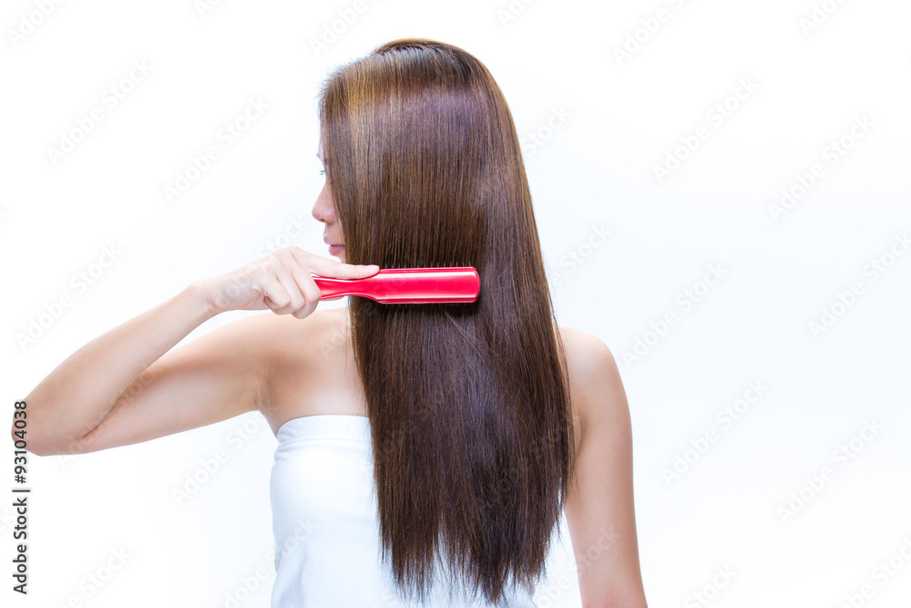 クシで髪をとかす女性 クシで髪をとかす女性