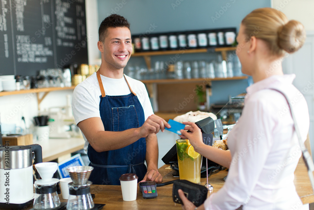 Obraz premium Barista serving customer in coffee shop