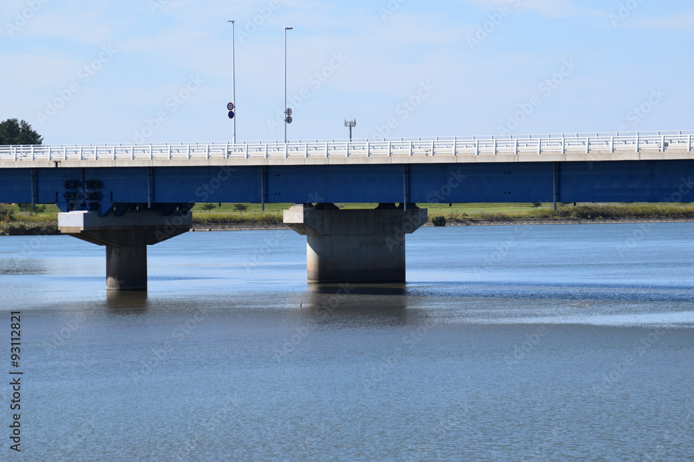 出羽大橋/山形県を貫流する最上川(一級河川)に架かる県内最長の橋、出羽大橋を撮影した写真です。全長1,817mの橋は最上川河口に近く、冬には白鳥7,000羽が飛来し、越冬地とするスワンパークがあり、夏には花火大会で人がうめ尽くす観光地です。 出羽大橋/山形県を貫流する最上川(一級河川)に架かる県内最長の橋、出羽大橋を撮影した写真です。全長1,817mの橋は最上川河口に近く、冬には白鳥7,000羽が飛来し、越冬地とするスワンパークがあり、夏には花火大会で人がうめ尽くす観光地です。