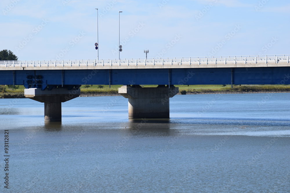 出羽大橋／山形県を貫流する最上川（一級河川）に架かる県内最長の橋、出羽大橋を撮影した写真です。全長1,817mの橋は最上川河口に近く、冬には白鳥7,000羽が飛来し、越冬地とするスワンパークがあり、夏には花火大会で人がうめ尽くす観光地です。