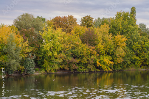 Herbstfarben an der Saale in Halle/Saale
