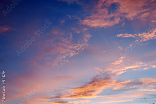 Nuages dans le ciel du Midi de la France © virginievanos