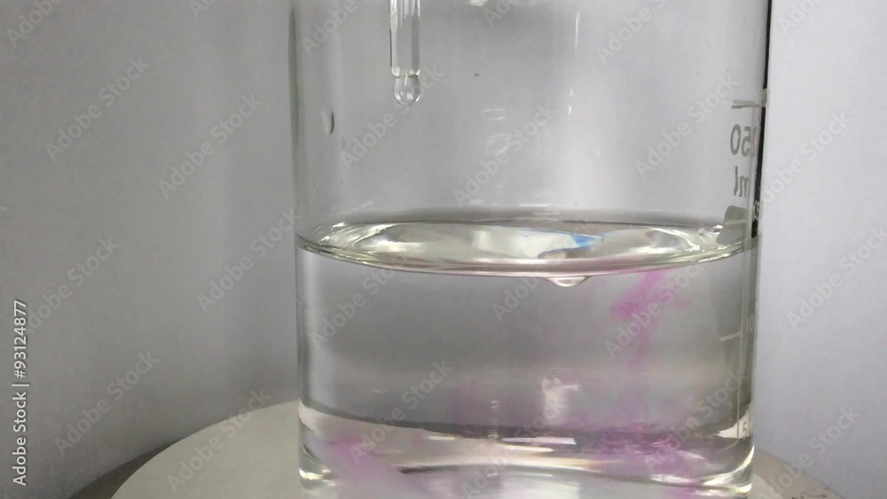 Vidéo Stock Titration of a strong acid (hydrochloric acid) with a