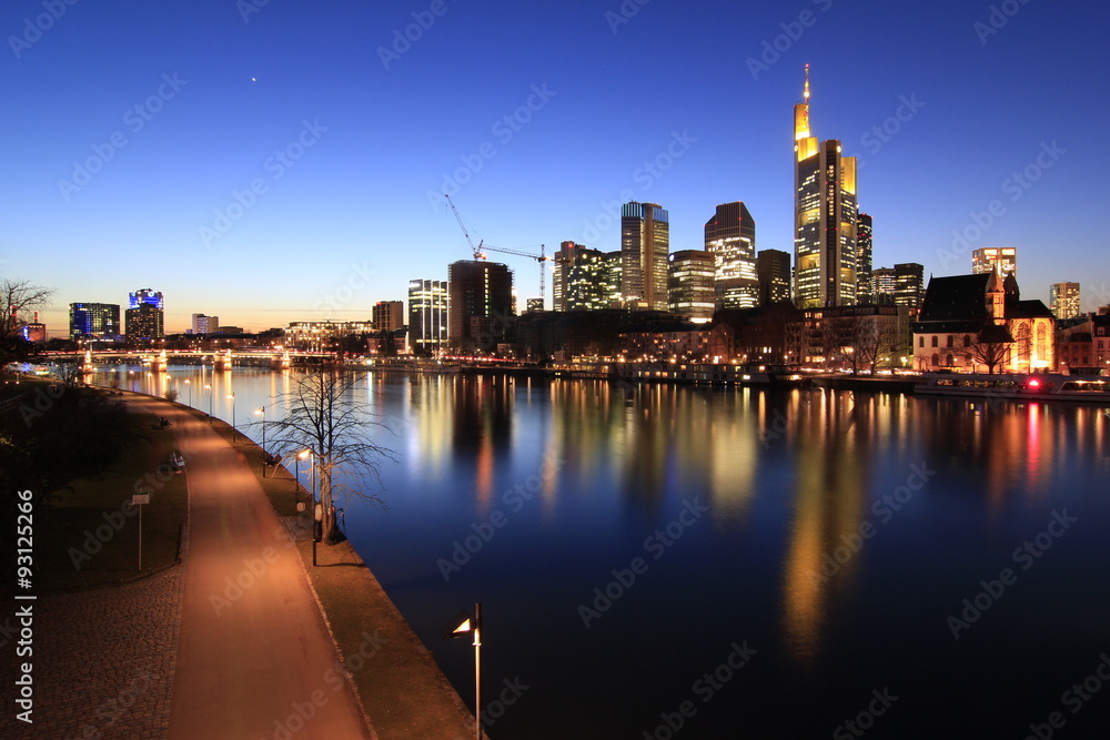 Frankfurt mit Skyline am Abend 
